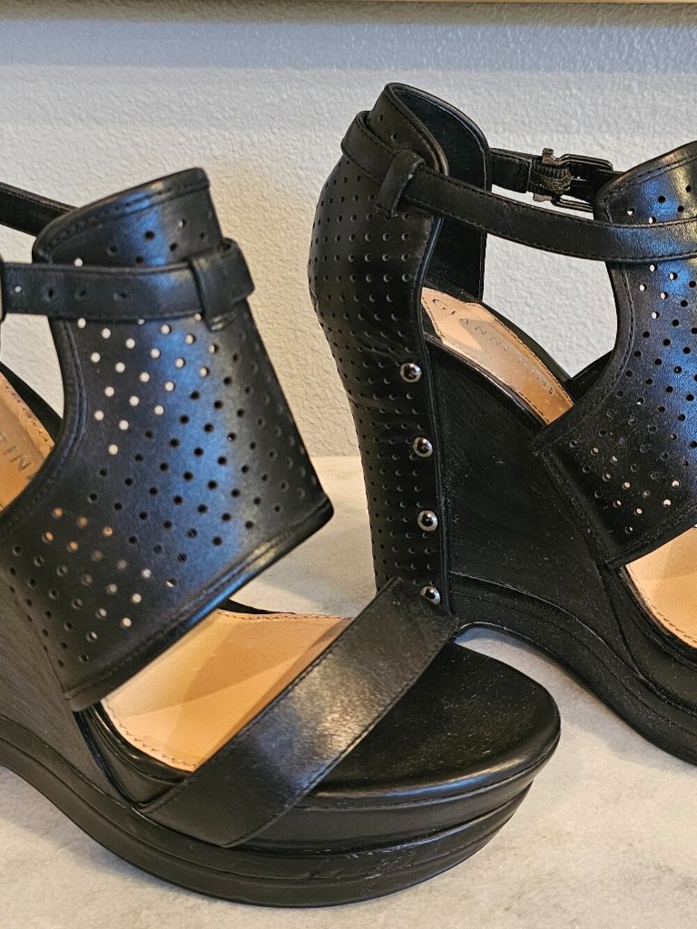 Gianni Bini womens black wedge sandals